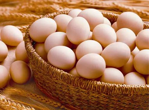 How are free-range eggs different from cage-raised eggs?